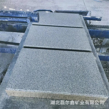 湖北生態(tài)仿石磚燒面芝麻黑石材加工火燒面石材石板定制地面鋪裝
